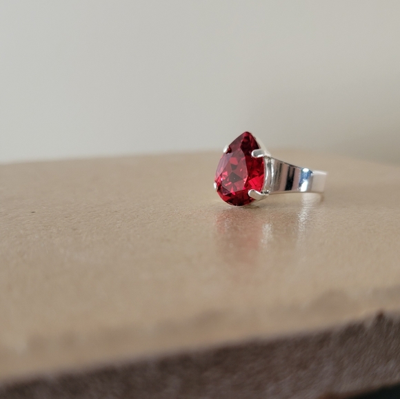 Austrian Crystal Ring in Silver - Picture 5 of 7